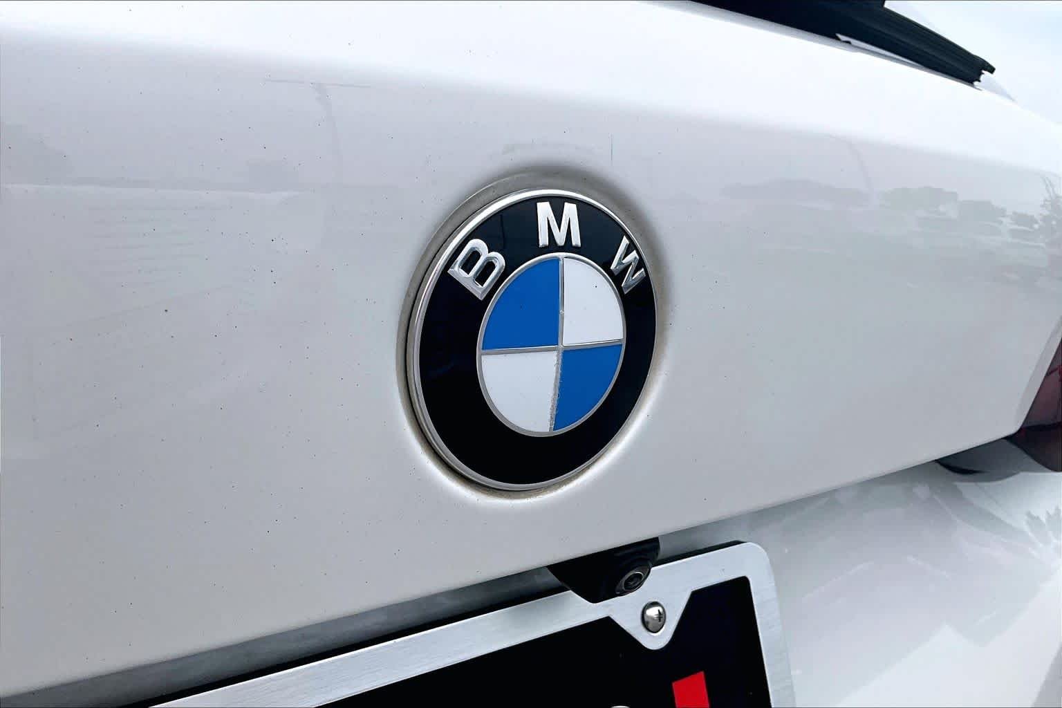 Used 2022 Mineral White Metallic BMW sDrive40i image 10