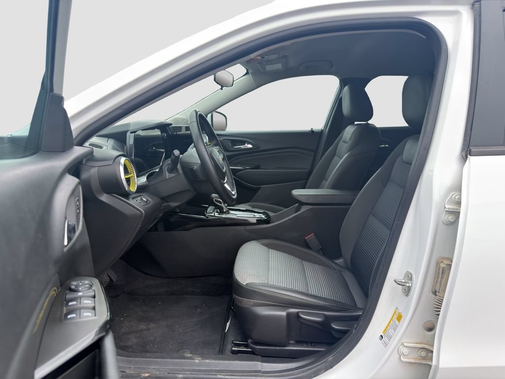 Used 2024 Summit White Chevrolet LT image 9