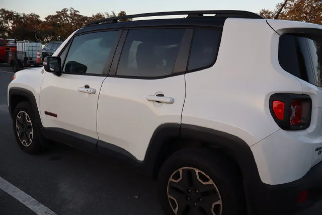 Used 2016 Alpine White Jeep Trailhawk image 3