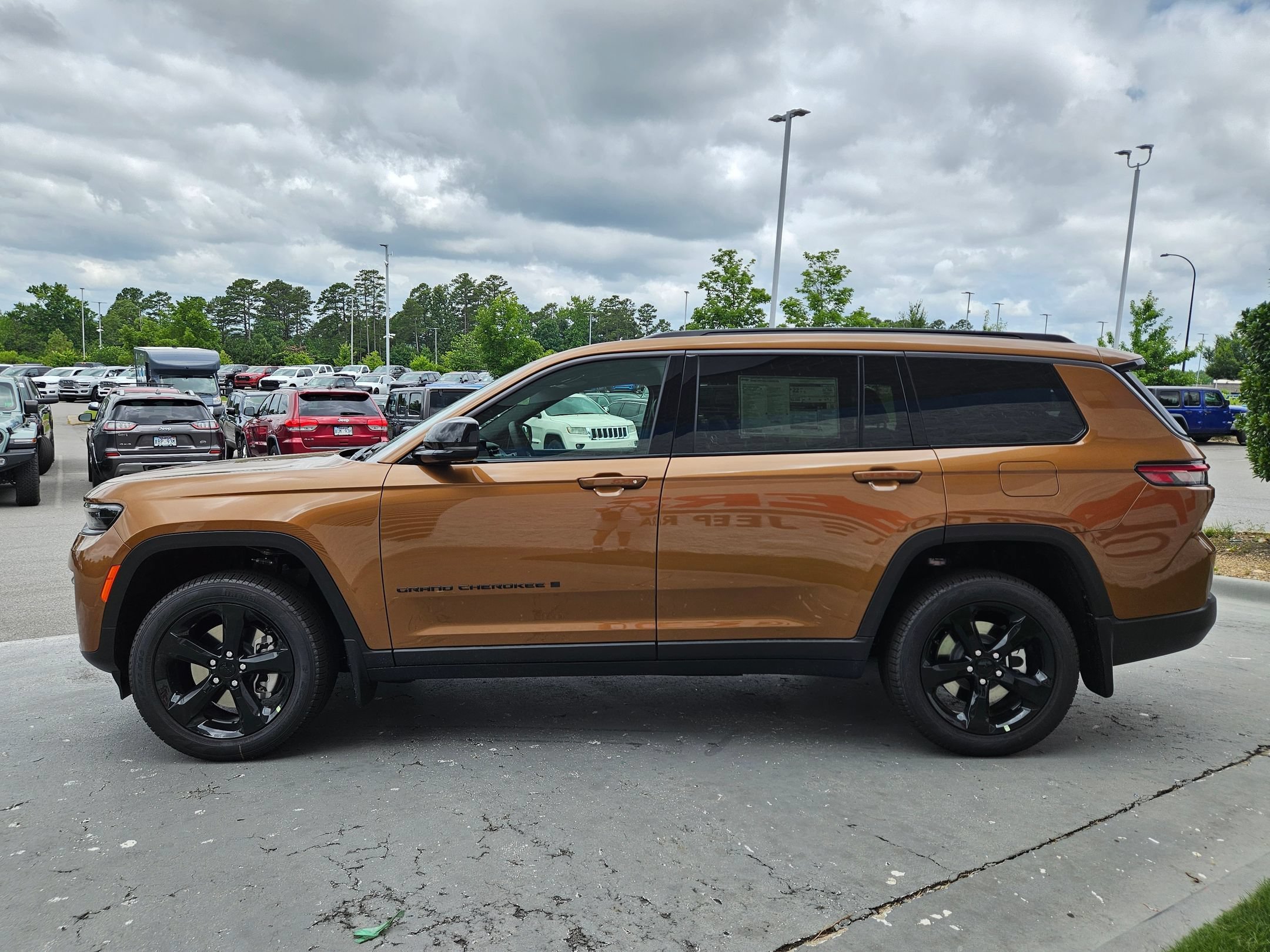 New 2026 Copper Shino Metallic Clear-Coat Exterior Paint Jeep Limited image 4