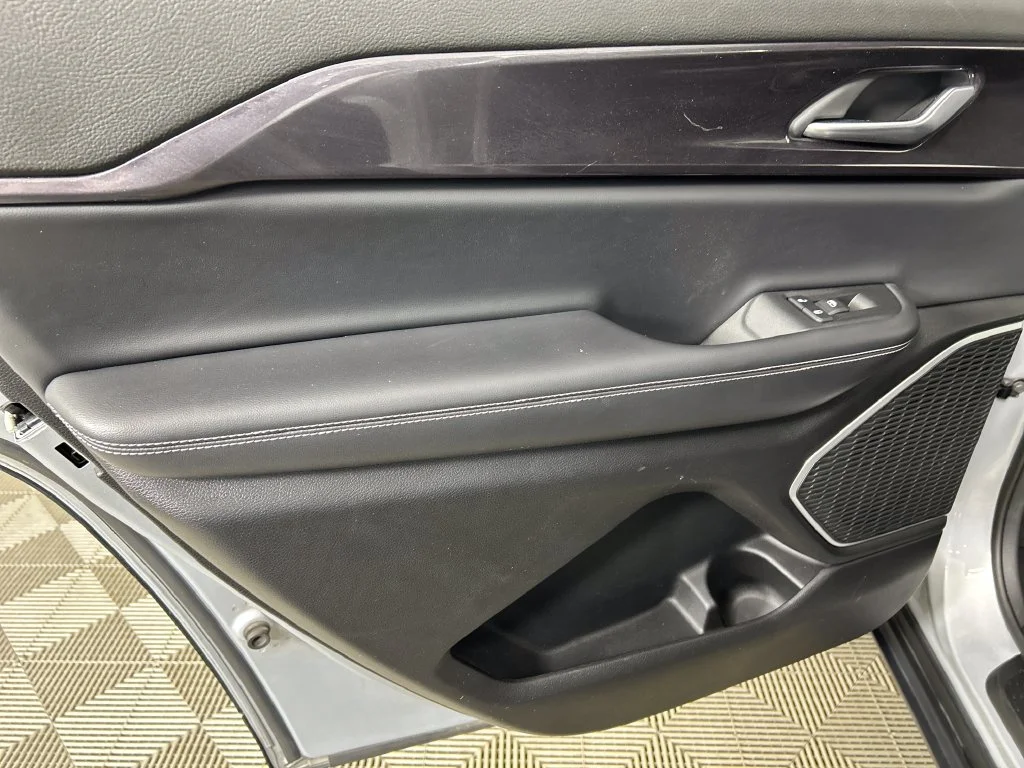 Used 2021 Silver Jeep Altitude image 16