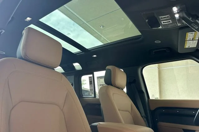 New 2026 Santorini Black Land Rover X-Dynamic SE image 15