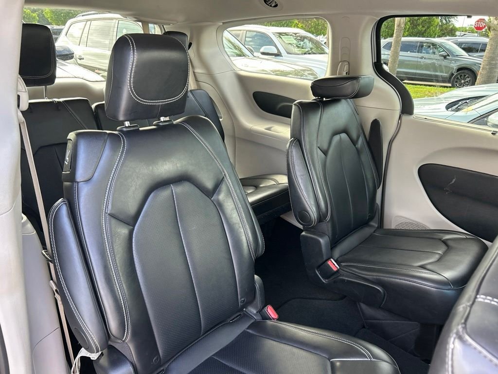 Used 2024 Silver Chrysler Touring L image 40