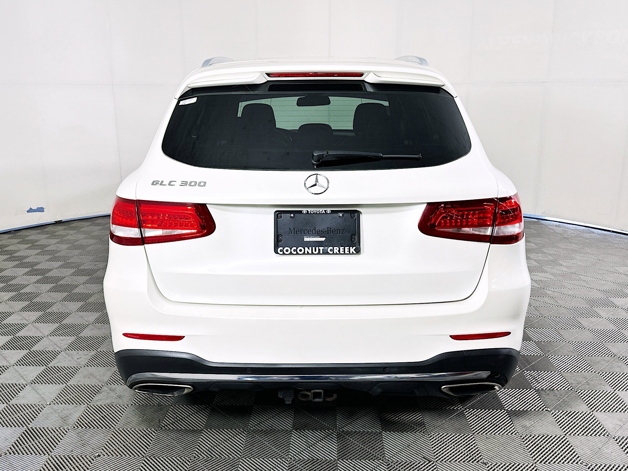 Used 2017 White Mercedes-Benz GLC 300 image 4