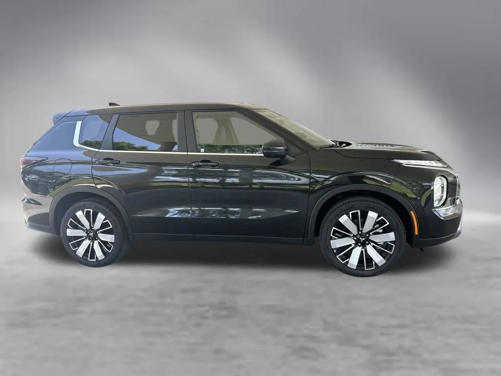 New 2026 Black Mitsubishi SE image 3