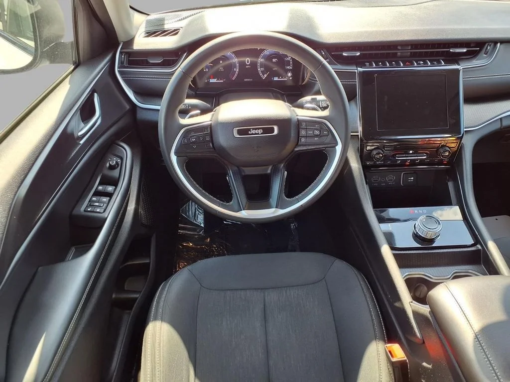 Used 2023 White/off-white Jeep Laredo image 4