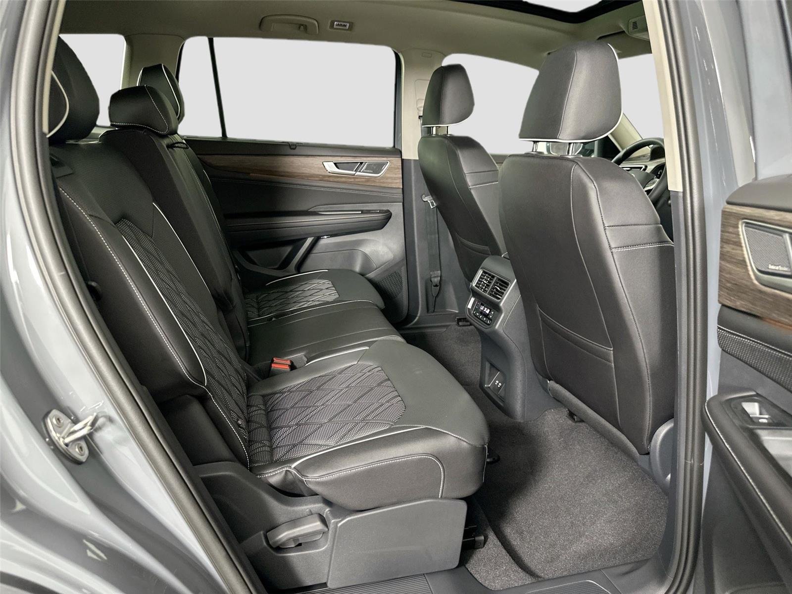 New 2026  Volkswagen 2.0T SEL Premium R-Line image 24