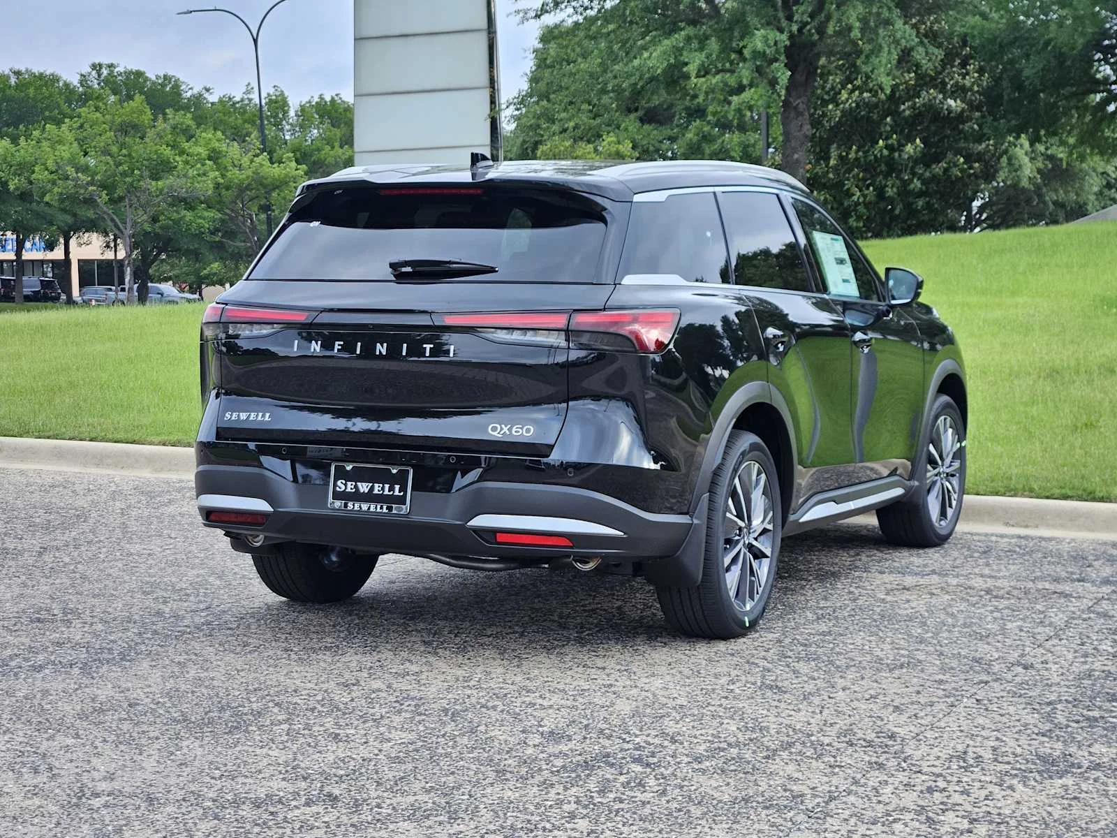 New 2026 MINERAL BLACK INFINITI Luxe FWD image 4
