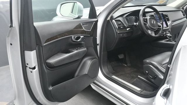 Used 2018 Silver Volvo T6 Momentum image 28