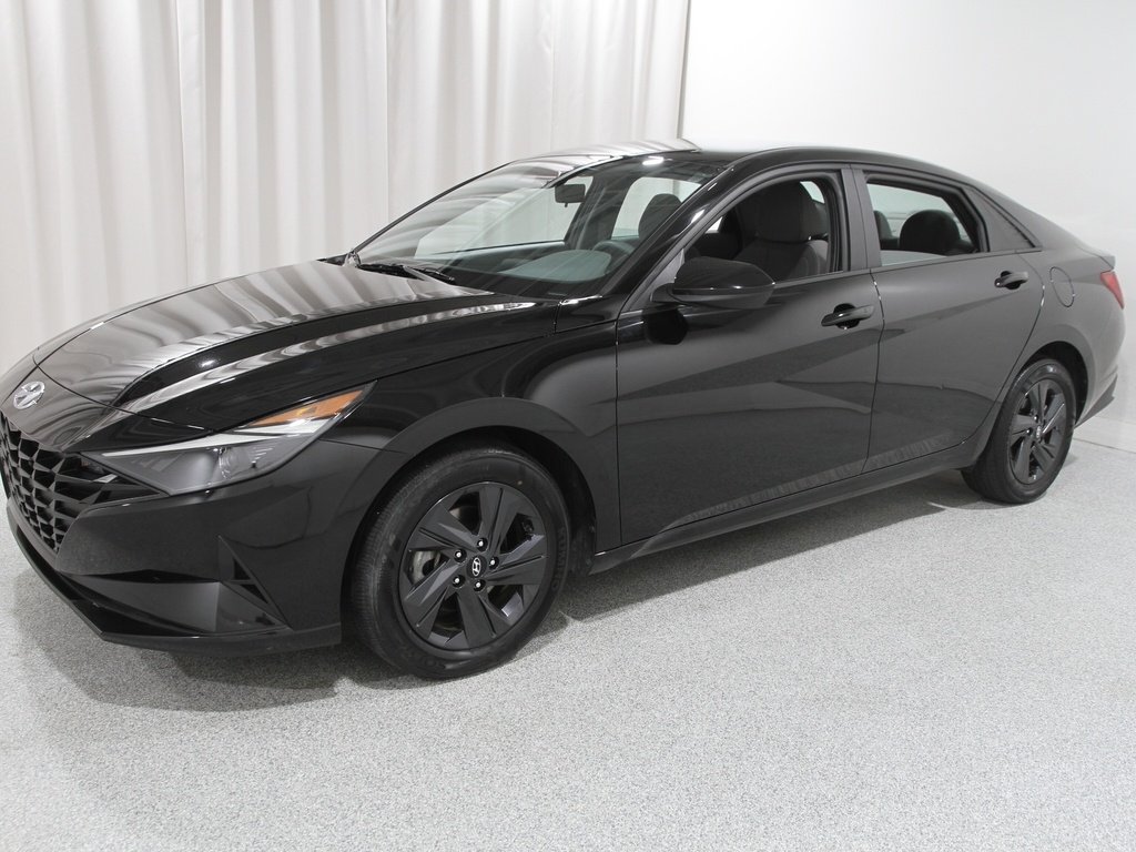 2023 Hyundai Elantra SEL photo 3