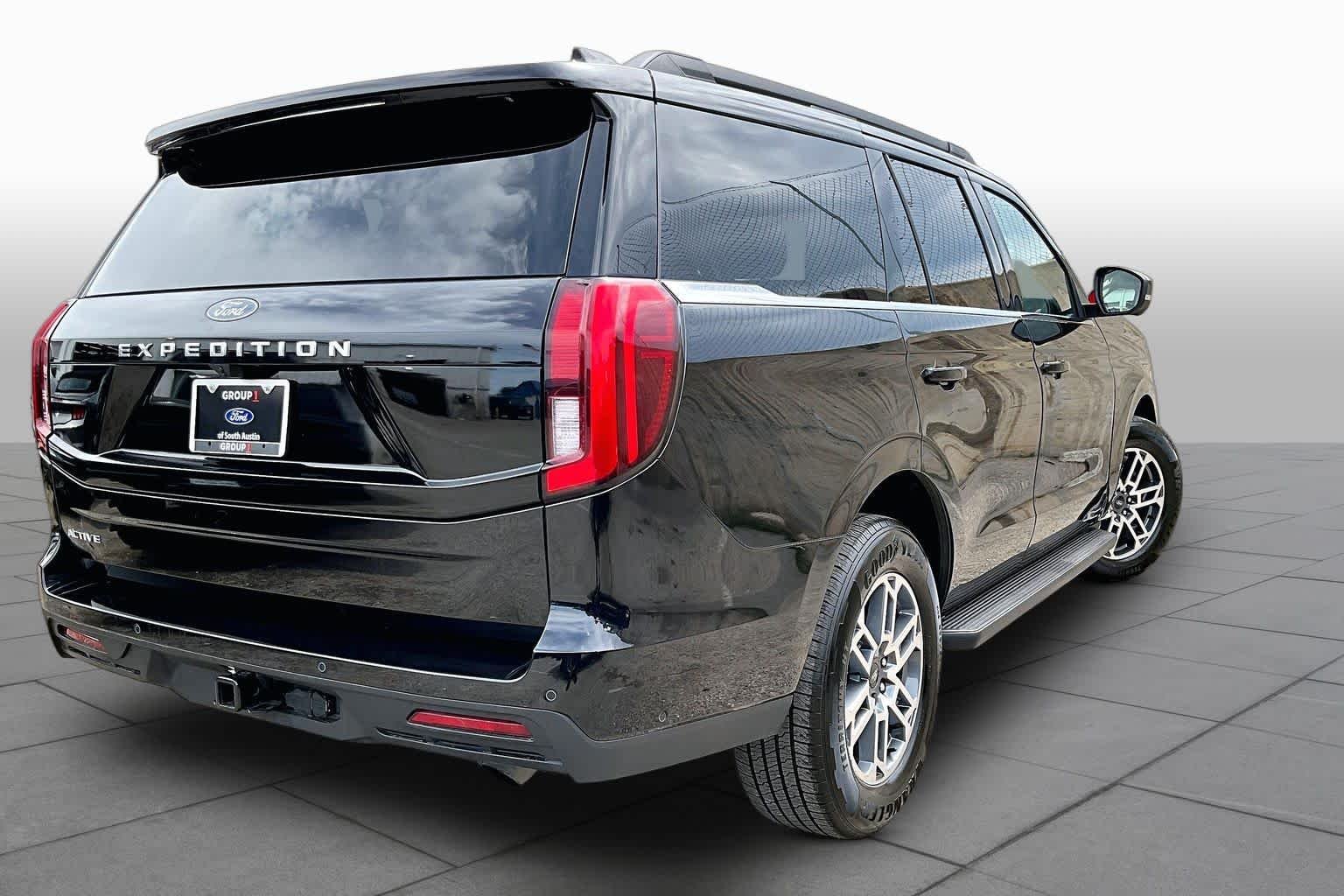 Used 2025 Agate Black Metallic Ford Active image 13