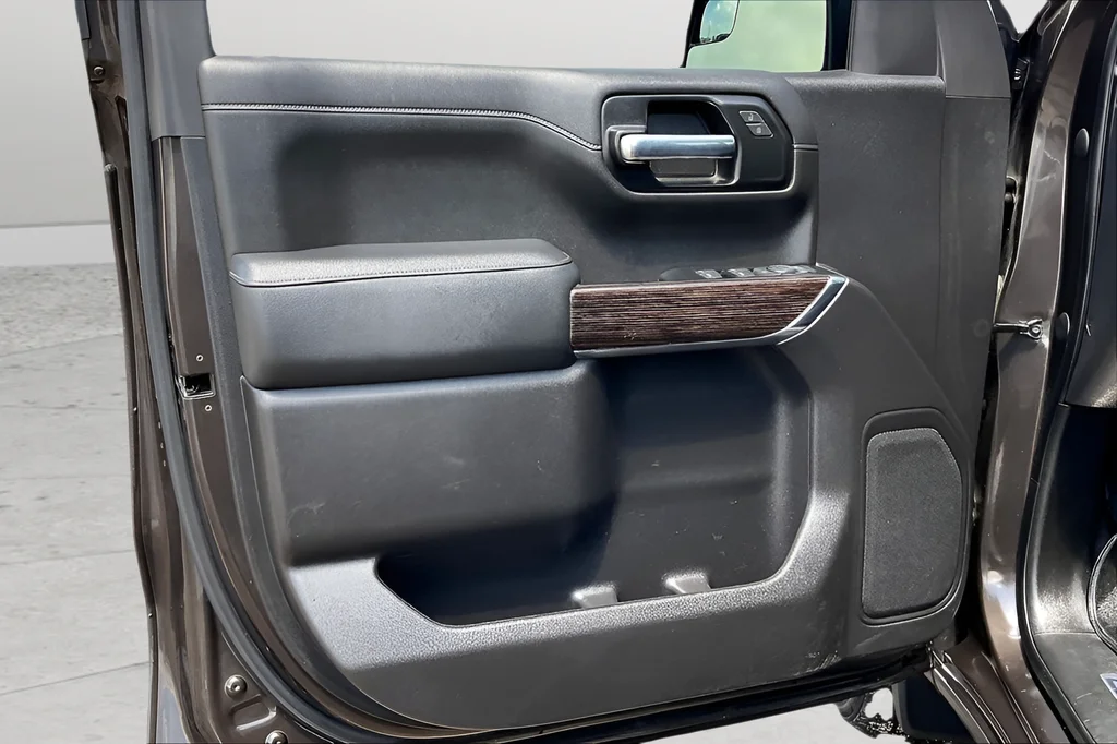 Used 2021 Brown GMC Elevation image 17