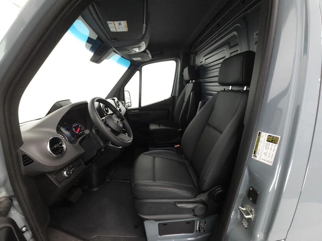 Used 2026  Mercedes-Benz Cargo 144 WB image 7