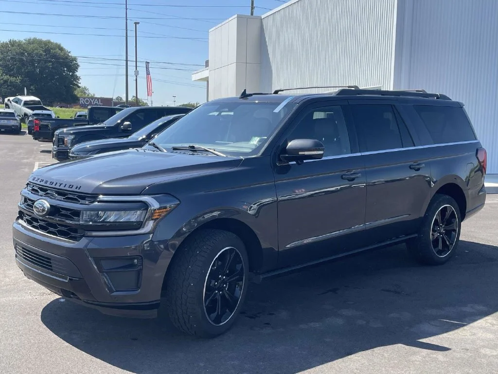 Used 2023  Ford Limited image 7