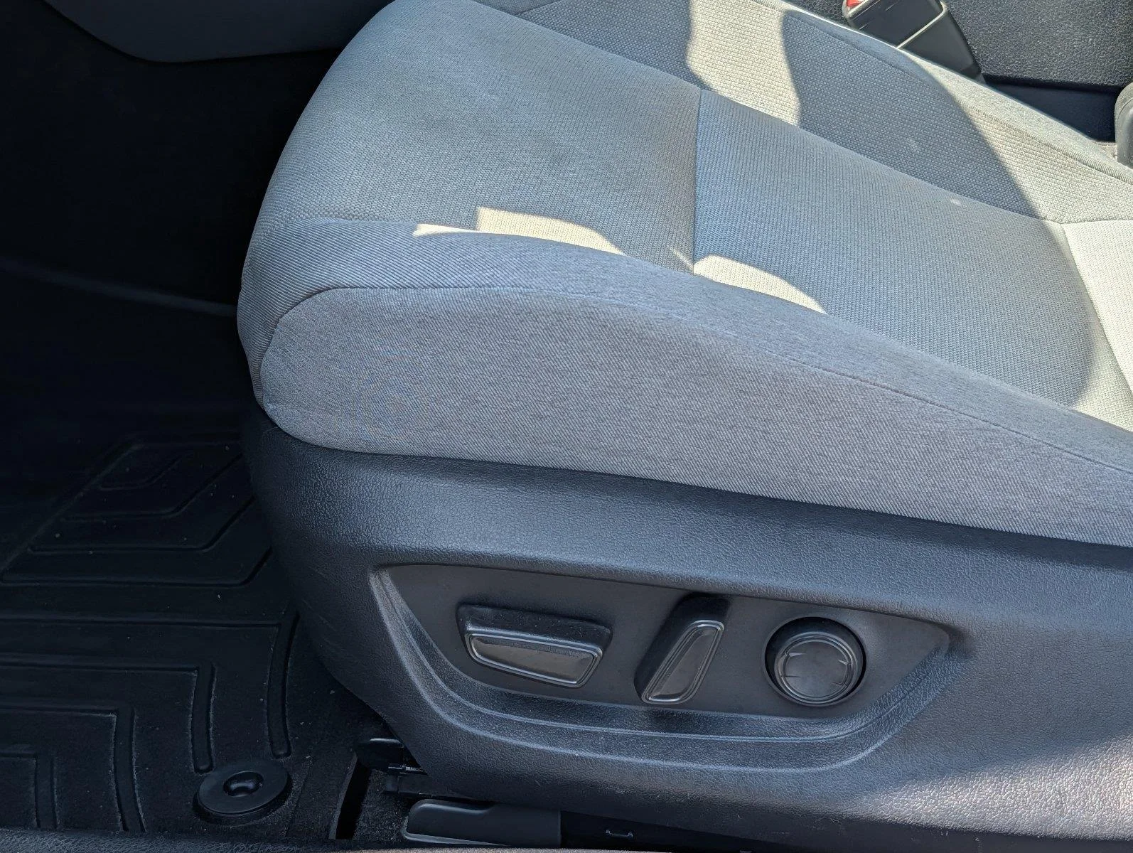 Used 2025 Ice Cap Toyota LE image 11