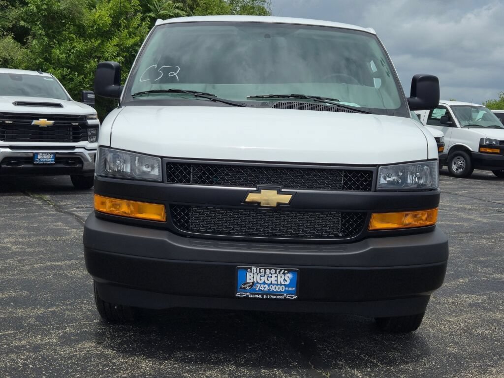 New 2026 Summit White Chevrolet WT image 2