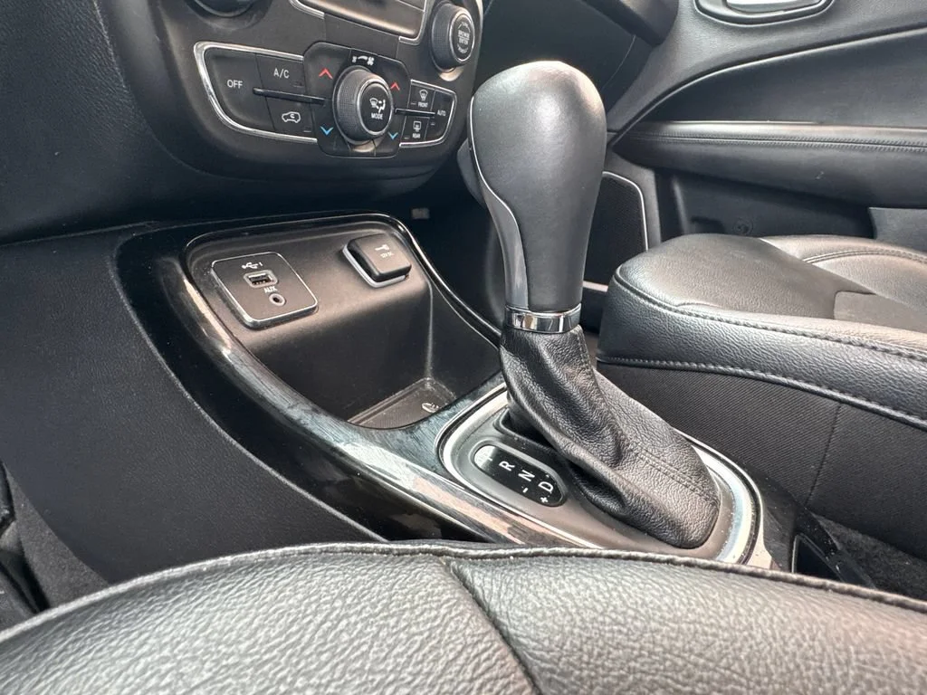 Used 2021  Jeep Altitude image 18