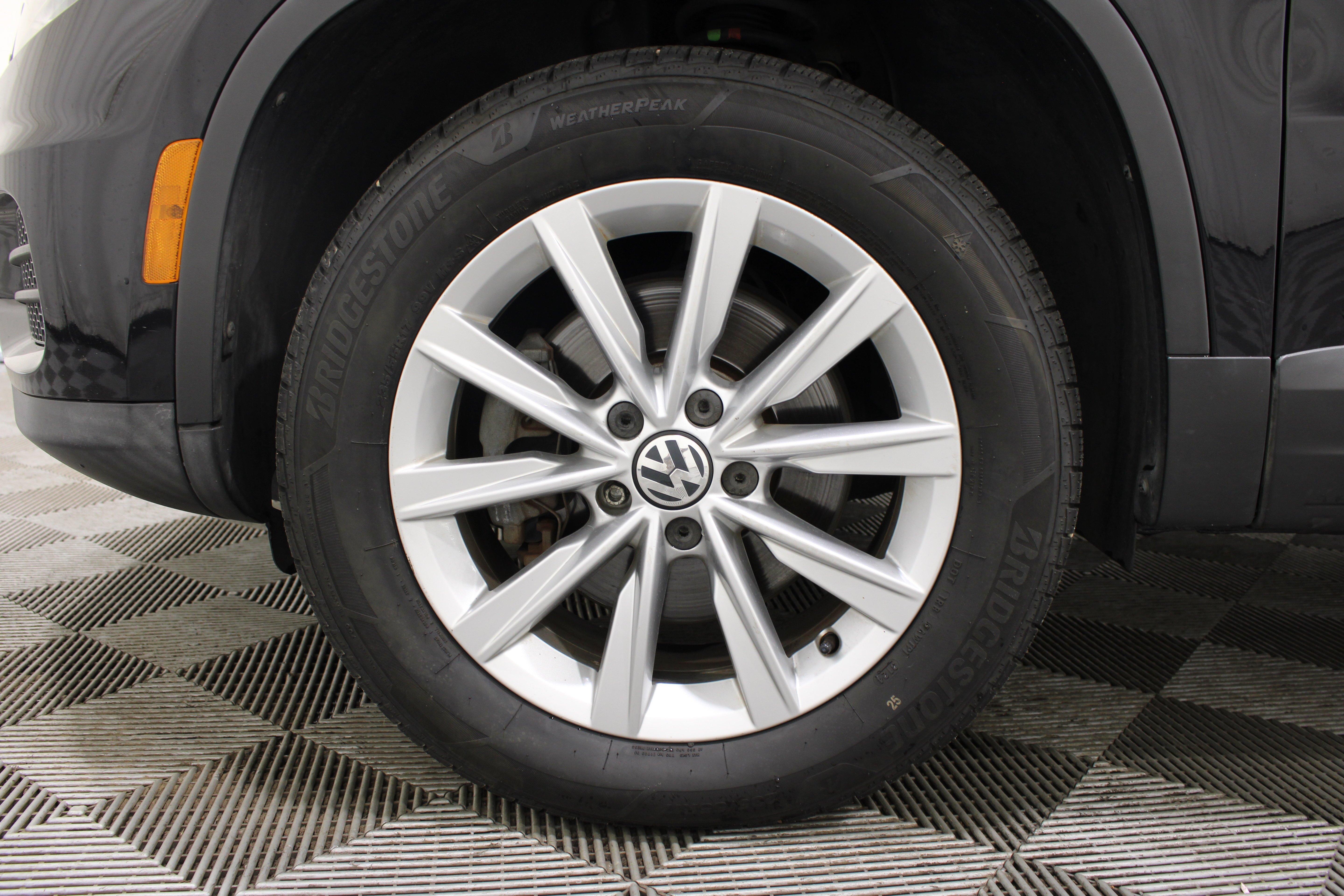 Used 2014 Deep Black Pearl Volkswagen SE image 30