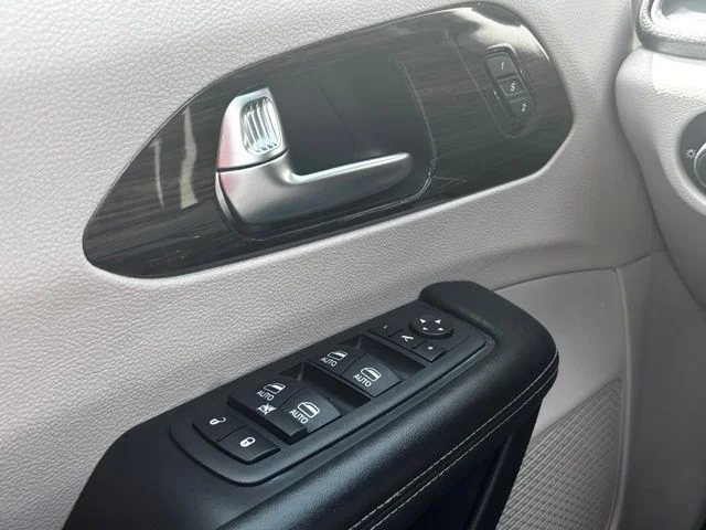 Used 2023 White Chrysler Limited image 18
