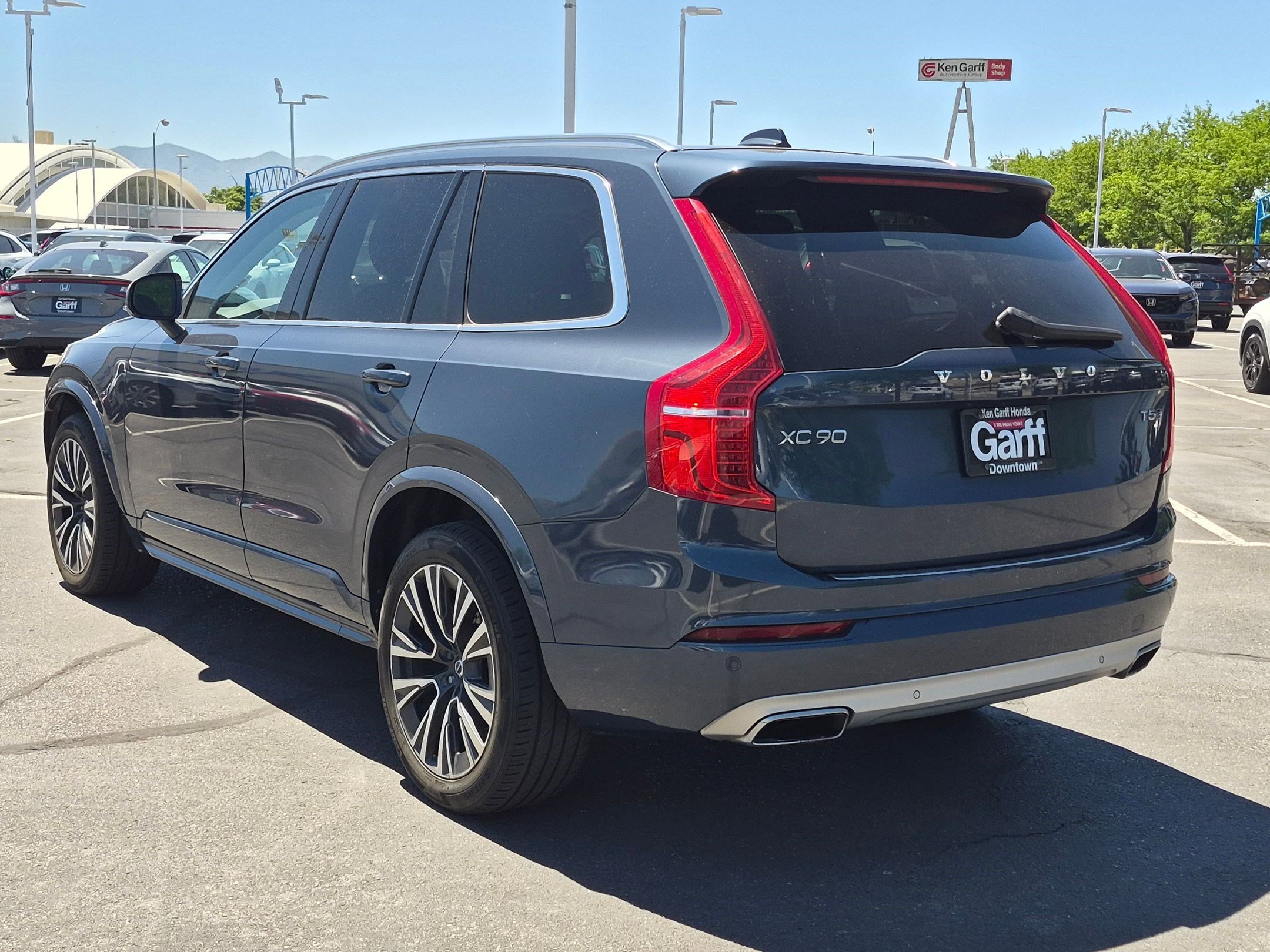 Used 2021 Denim Blue Metallic Volvo Momentum image 5