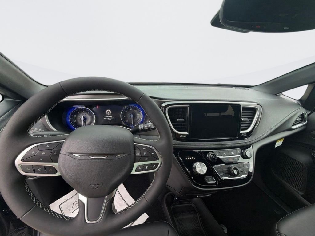New 2027 Diamond Black Crystal Pearl-Coat Exterior Paint Chrysler Select image 10