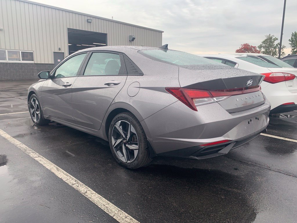 Used 2023 Silver Hyundai SEL image 1
