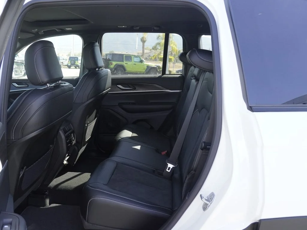 New 2026 Bright White Clear-Coat Exterior Paint Jeep Laredo Altitude image 21