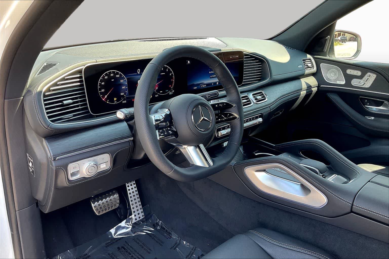 New 2026 MANUFAKTUR Moonlight White Metallic Mercedes-Benz GLE 580 image 9