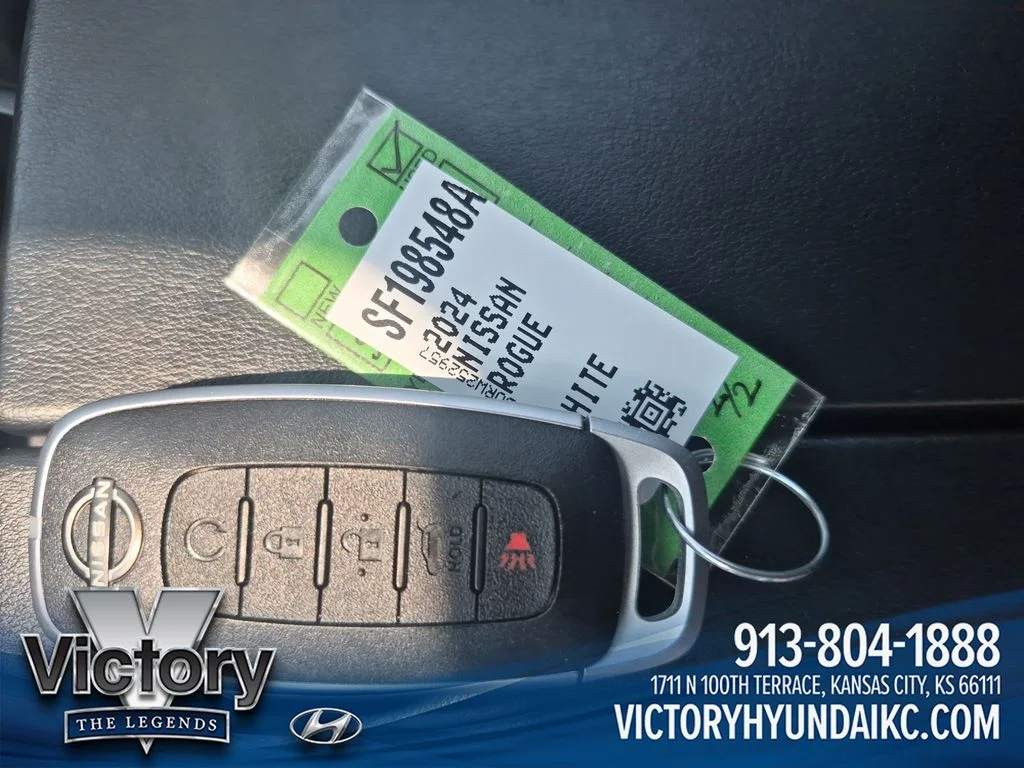 Used 2024 White Nissan Platinum image 29