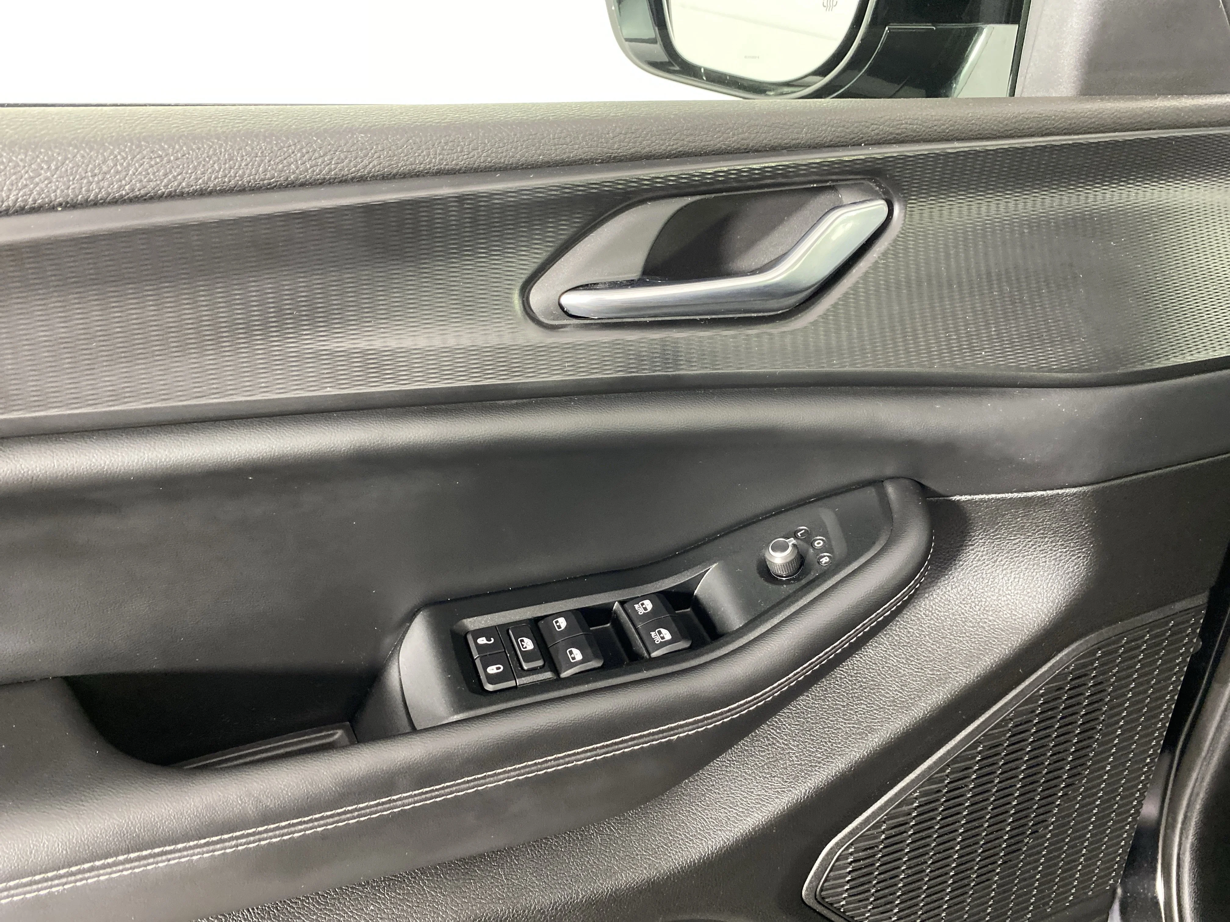 Used 2024 Diamond Black Crystal Pearlcoat Jeep Altitude X image 15