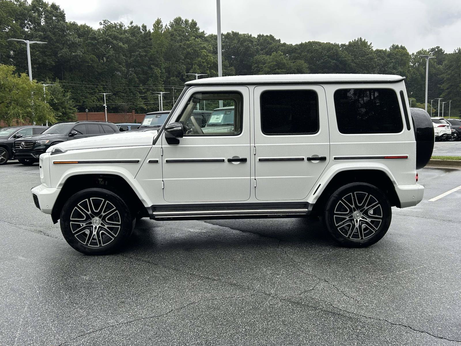 New 2027 MANUFAKTUR Moonlight White Metallic Mercedes-Benz G 580e SUV image 12