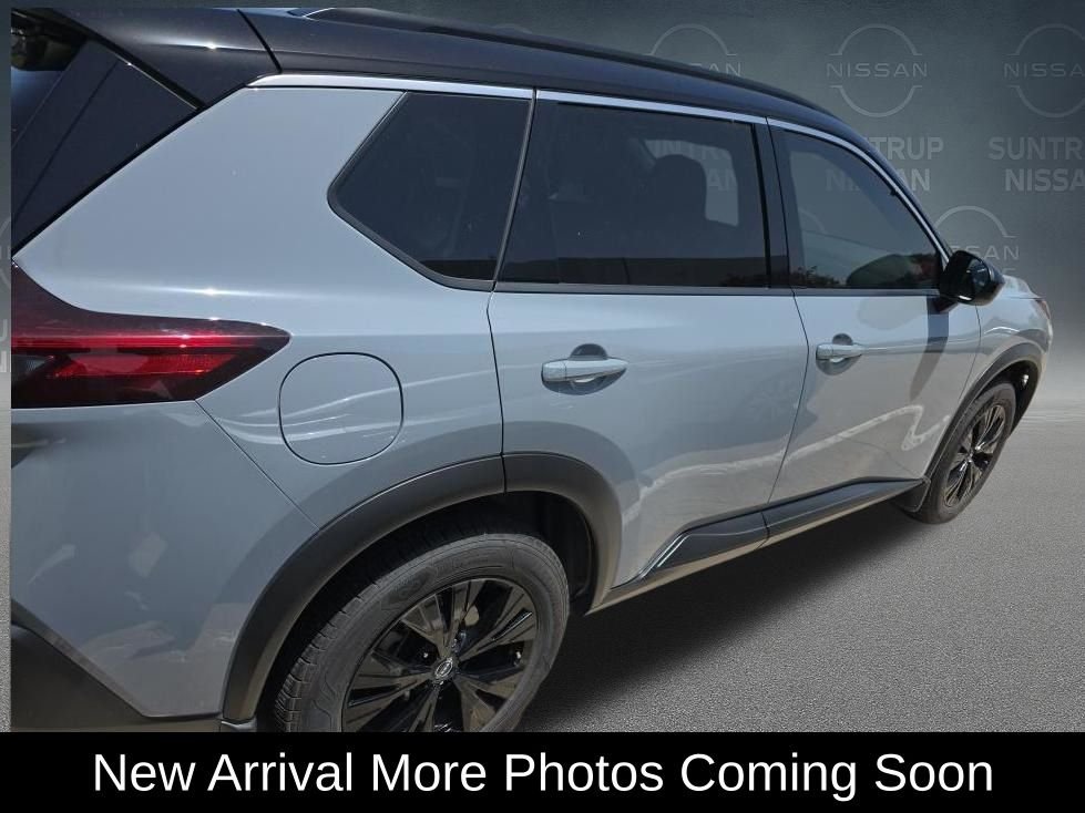 Used 2023 Gray Nissan SV image 3
