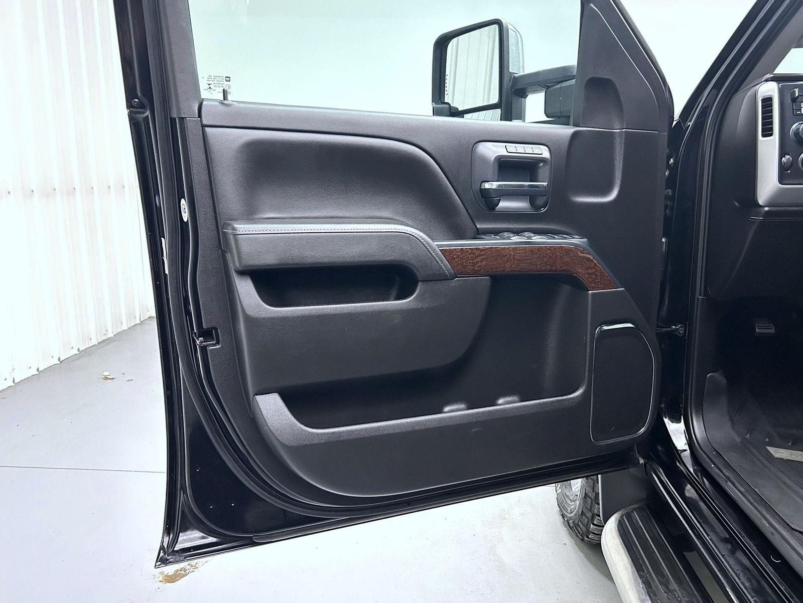 Used 2018 Black GMC SLT image 9