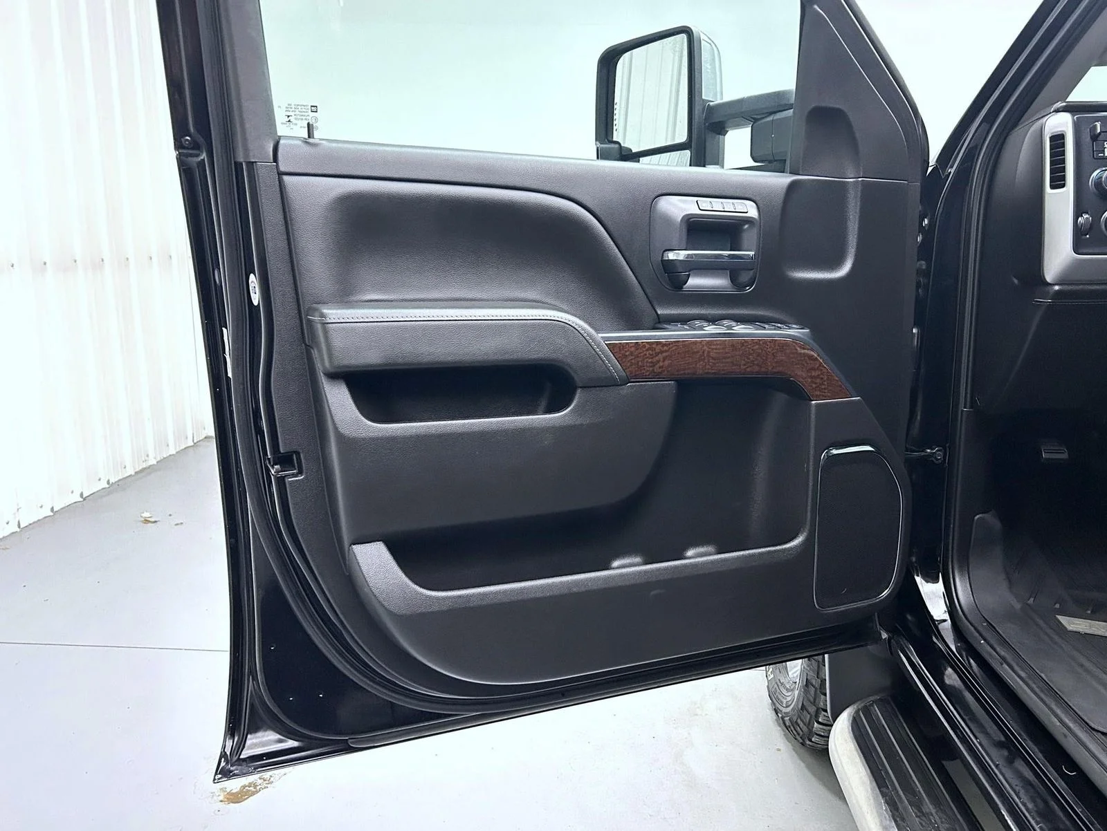 Used 2018 Black GMC SLT image 9