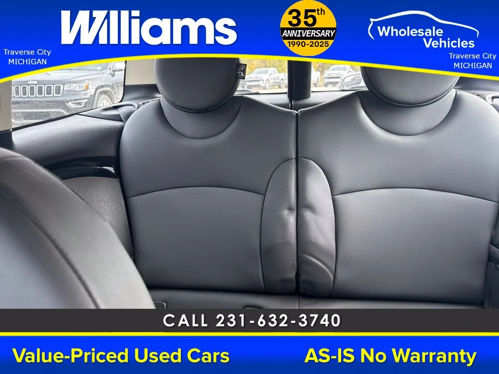 Used 2013 Pepper White MINI Clubman image 36