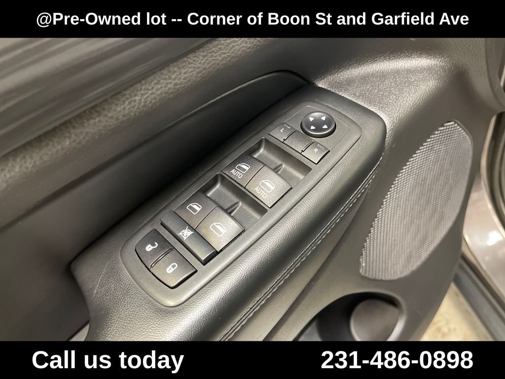 Used 2020  Jeep Laredo image 16