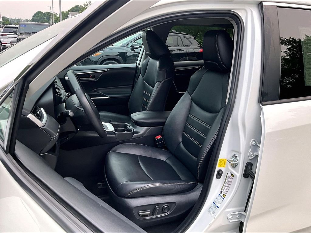 Used 2021 White Toyota XLE Premium image 10