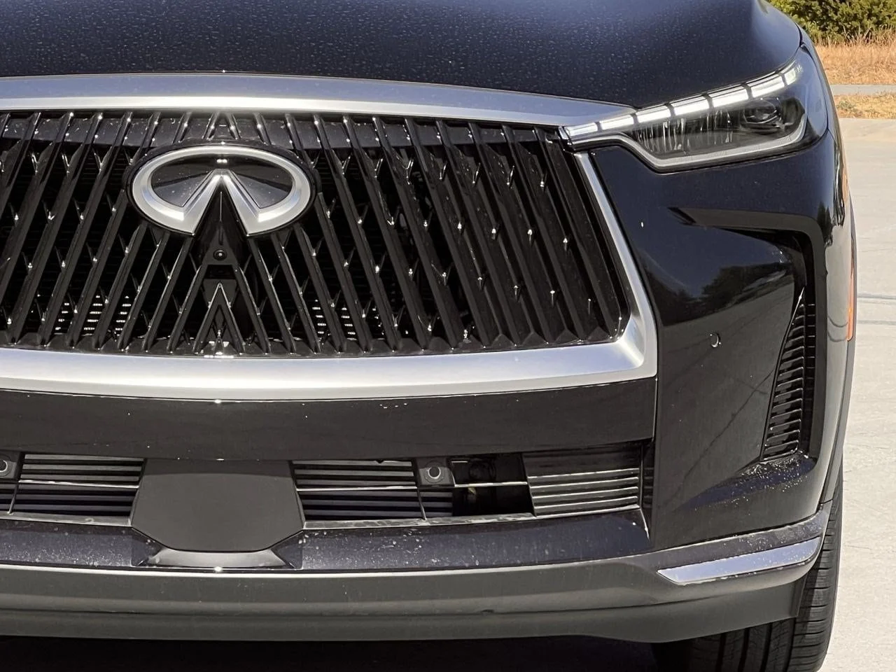 New 2027 MINERAL BLACK INFINITI Luxe AWD image 8