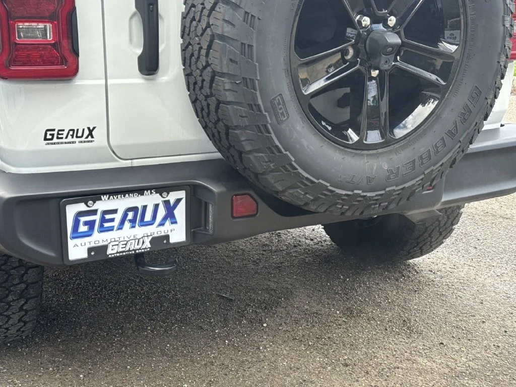 Used 2023 White Jeep Altitude image 12