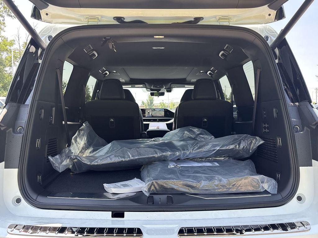 New 2027 RADIANT WHITE INFINITI Sport 4WD image 21