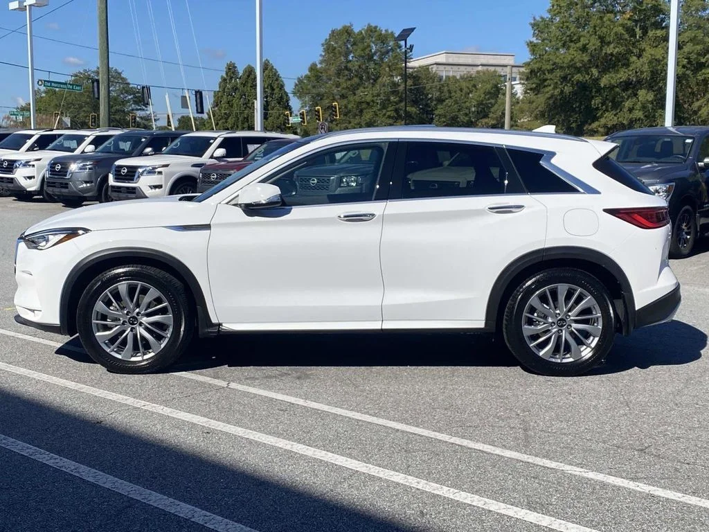 Used 2025 White INFINITI LUXE image 2