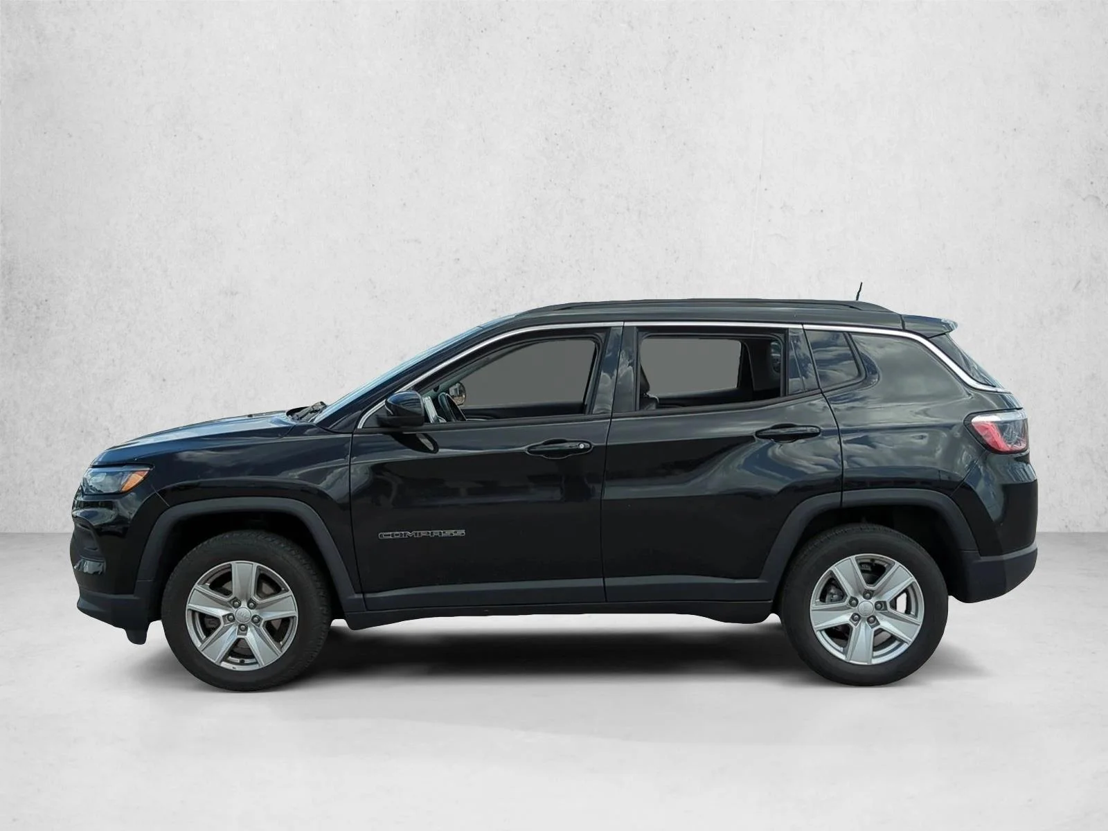 Used 2022 Diamond Black Crystal Pearlcoat Jeep Latitude image 8