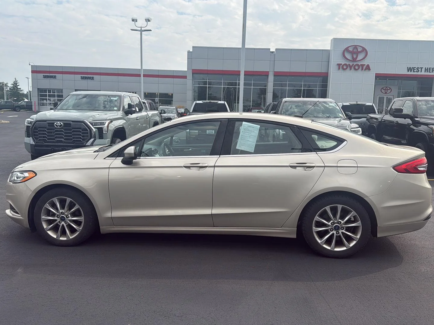 Used 2017 White Gold Ford SE image 4