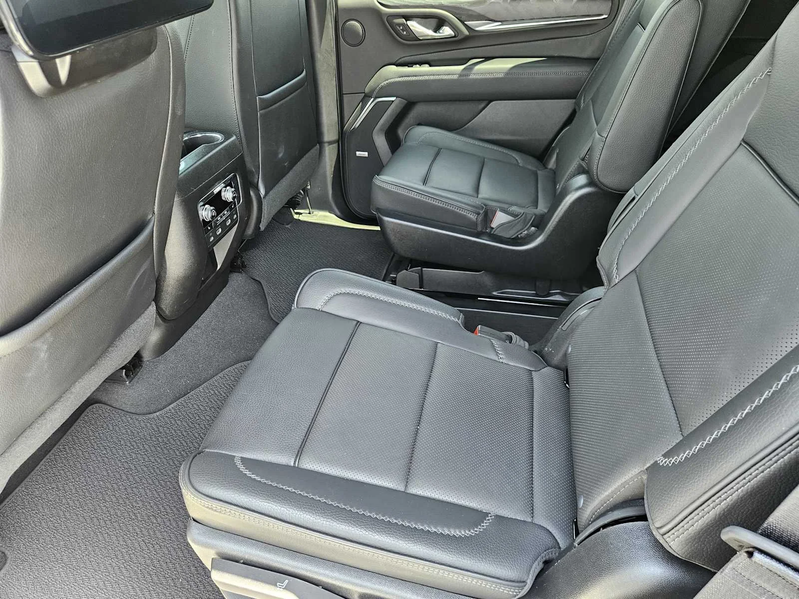 Used 2023 White Frost Tricoat GMC Denali image 29
