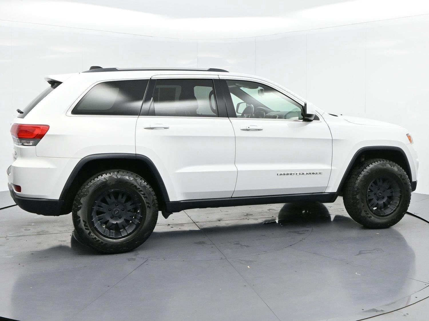 Used 2016 Bright White Clearcoat Jeep Laredo image 8