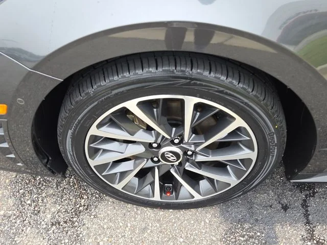 Used 2022 Gray Hyundai Limited image 5