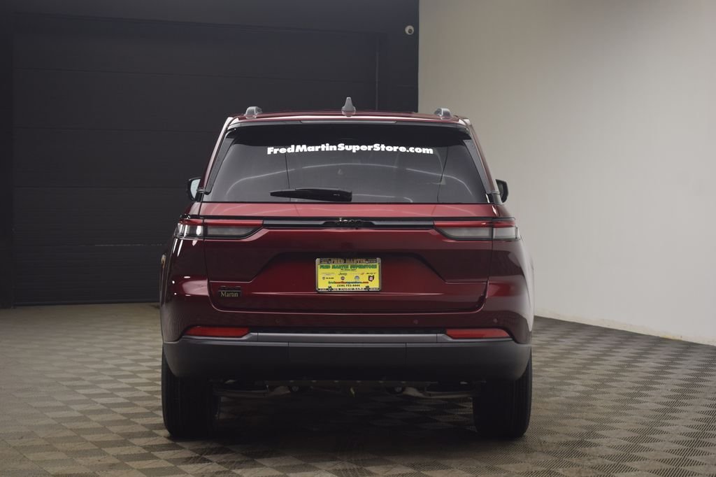 New 2026 Velvet Red Pearl-Coat Exterior Paint Jeep Altitude image 11