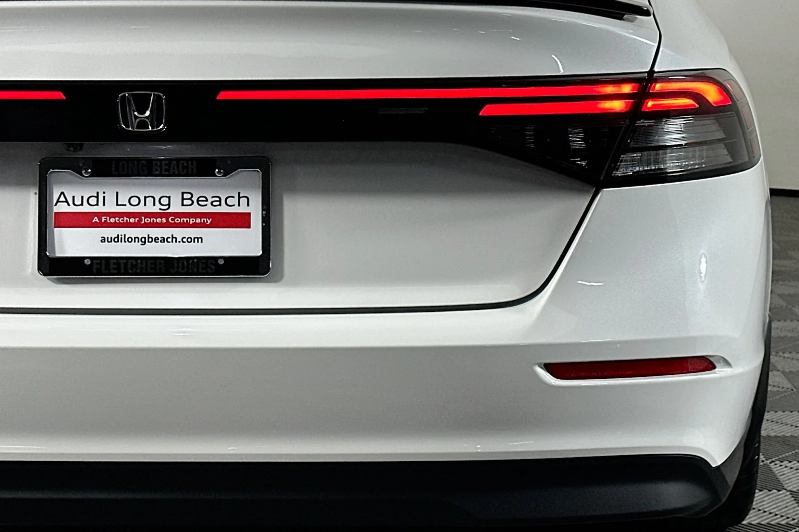 Used 2025 Platinum White Pearl Honda SE image 24