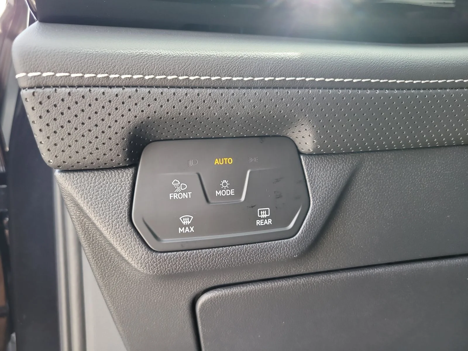 2026 Volkswagen Atlas SE w/Tech - Photo 32