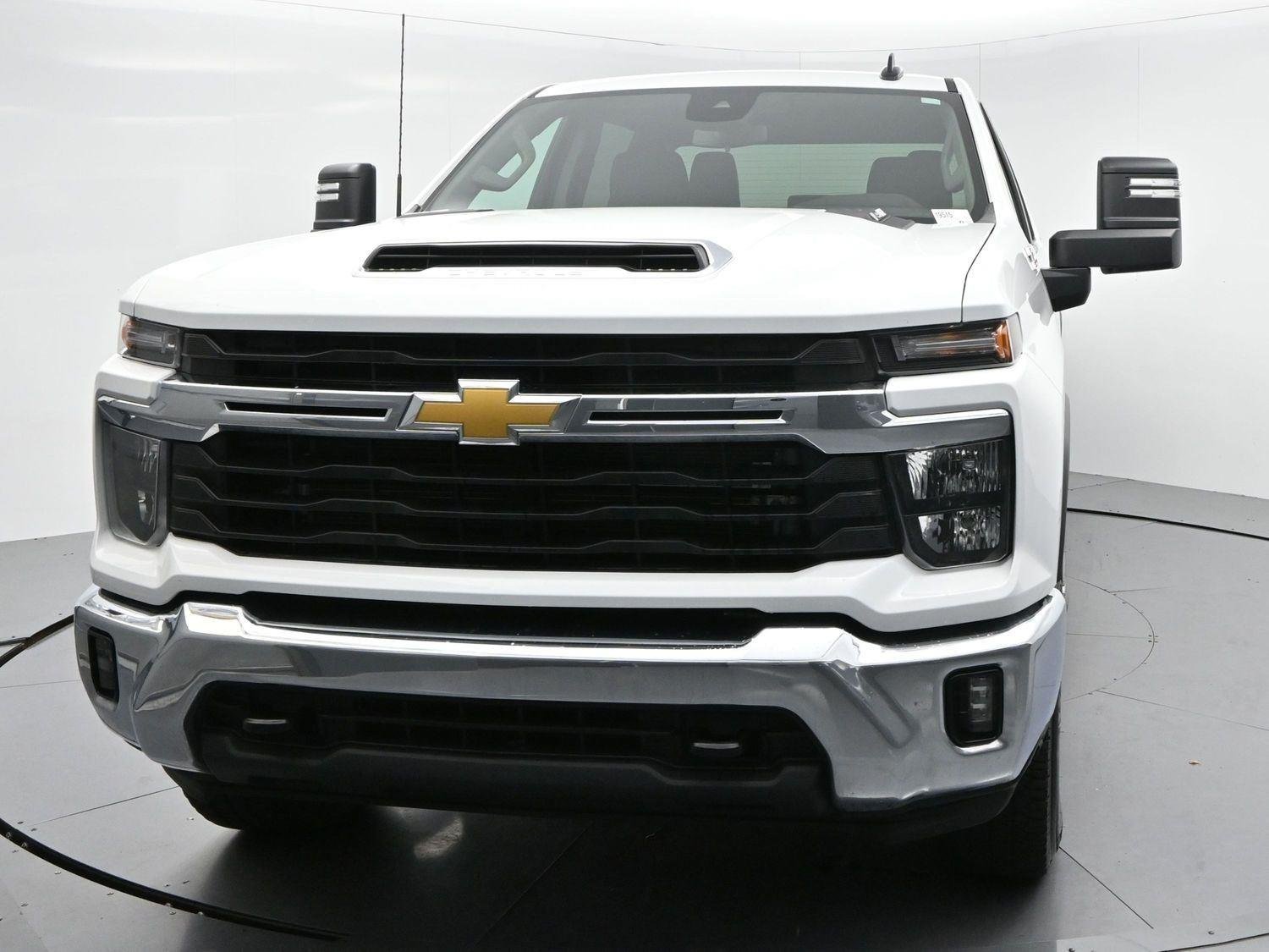 Used 2025 Summit White Chevrolet LT image 3